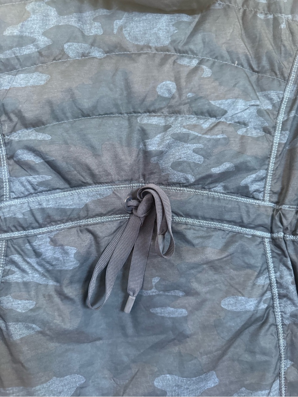 Lululemon Spring Fling Puffy Windbreaker in Lotus Camo Oil Slick Blue, Sz 4 - Picture 4 of 5